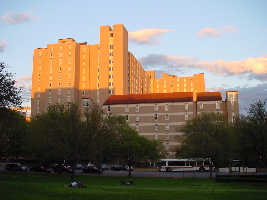 Jester_Dormitory_on_the_campus_of_the_University_of_Texas_at_Austin_(19_03_2003)